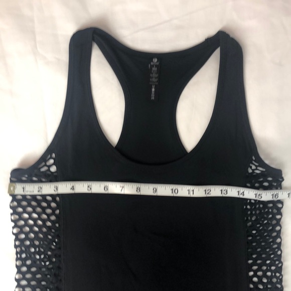 90 degrees Yoga or workout tank - Picture 3 of 6